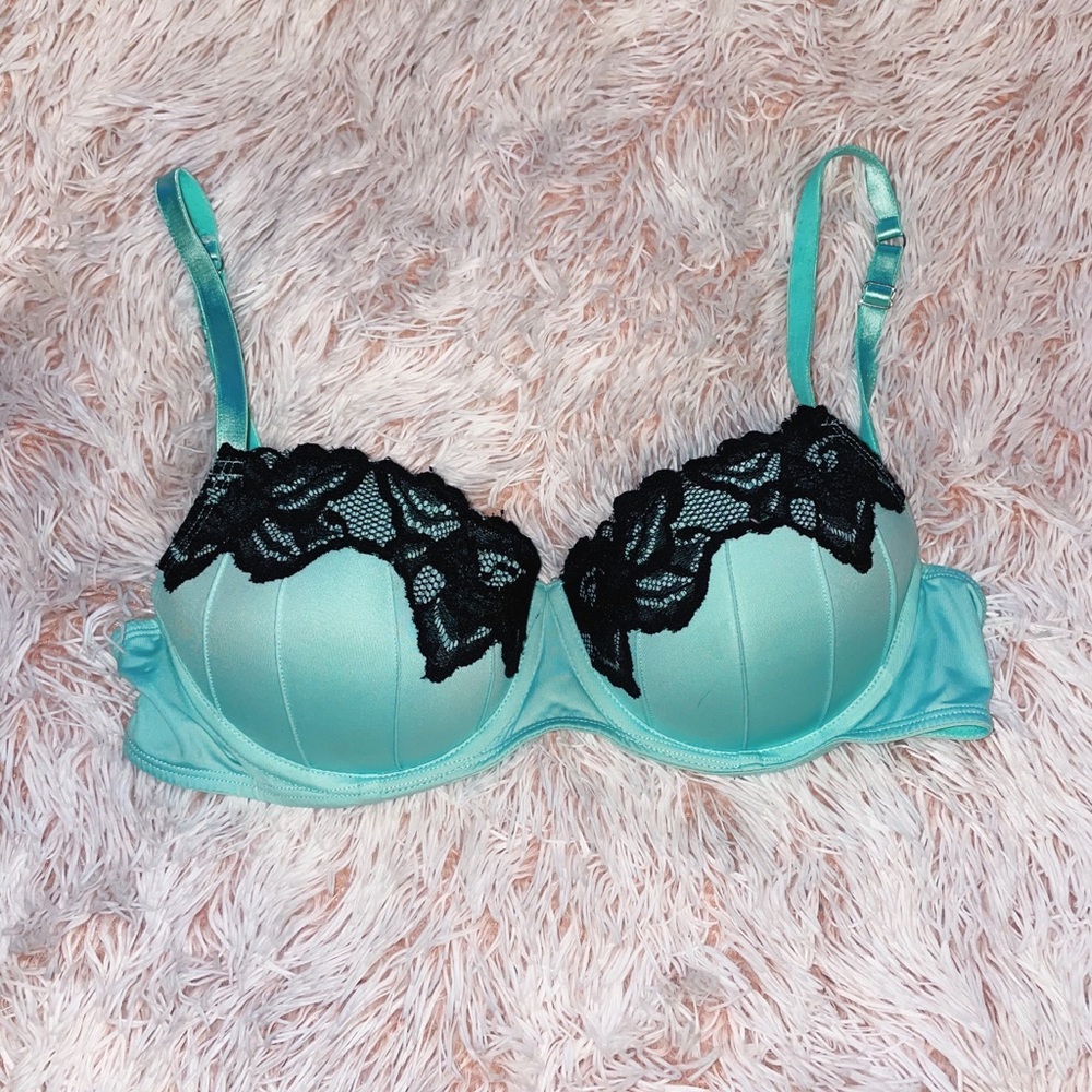 Lace detailed push up bra